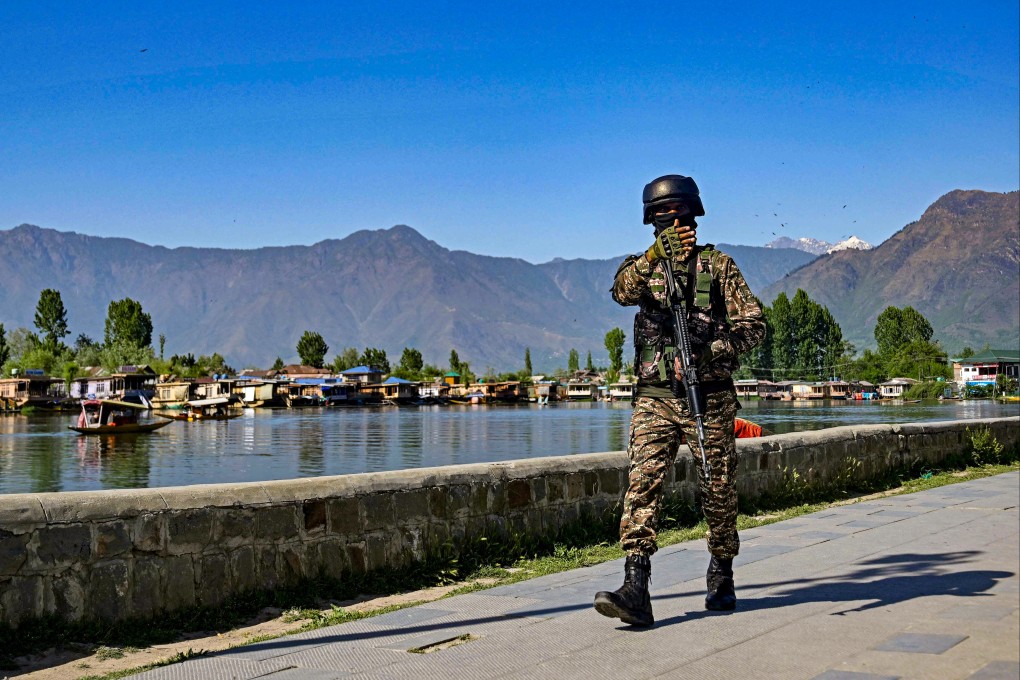 A paramilitary officer patrols along the banks of Dal Lake in Indian-administered Kashmir on Monday, days after an attack that killed 26 people and inflamed tensions between India and Pakistan. Photo: AFP