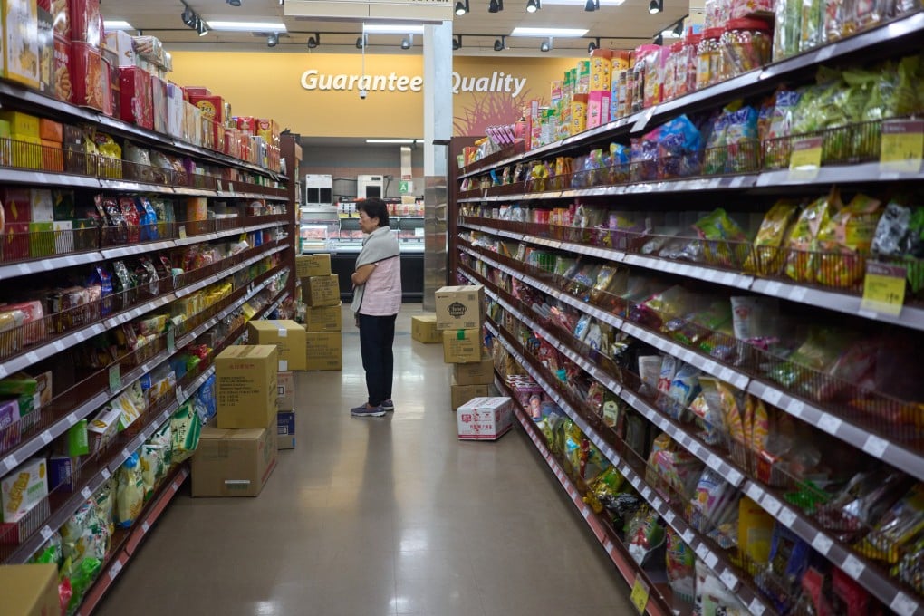 A shopper peruses foods imported from China and other Asian countries at a market in Los Angeles on April 8. Photo: EPA-EFE