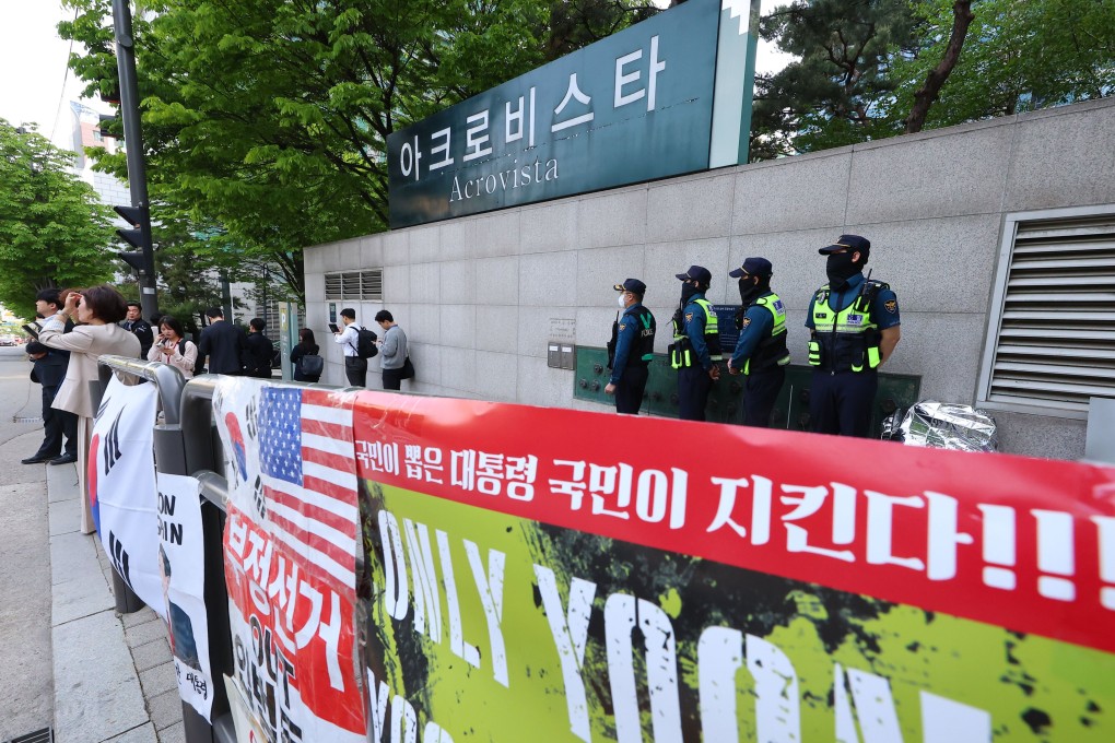 Police officers are on standby in front of the residence of former President Yoon Suk-yeol in Seoul, South Korea, on Wednesday. Photo: EPA-EFE