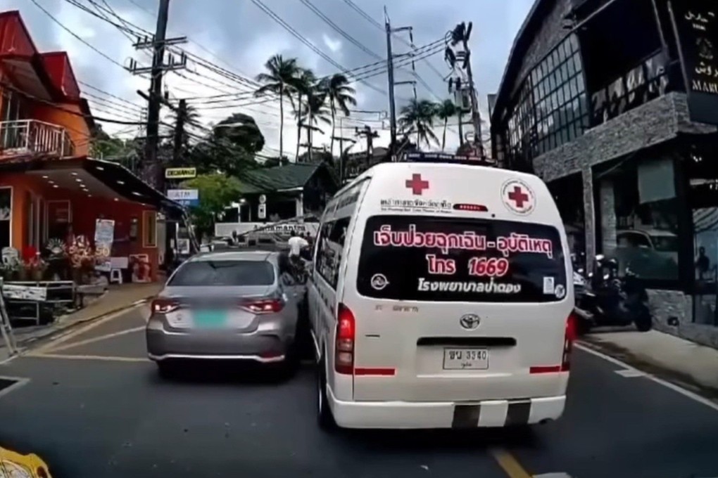 Screenshot from dashcam footage showing the taxi driver in Phuket blocking the ambulance. Photo:  Facebook / อสมท ภูเก็ต