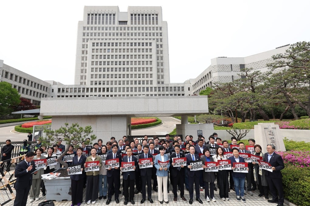 Lawmakers of the liberal Democratic Party of Korea stage a rally in front of the Supreme Court in Seoul on Friday. Photo: EPA-EFE/Yonhap