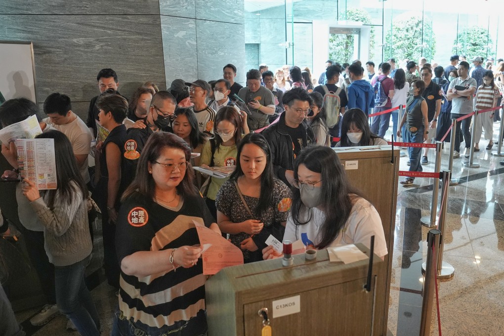 Potential homebuyers form a long queue at the Sierra Sea sales office of Sun Hung Kai Properties inside the International Commerce Centre in Kowloon. Photo: Elson Li
