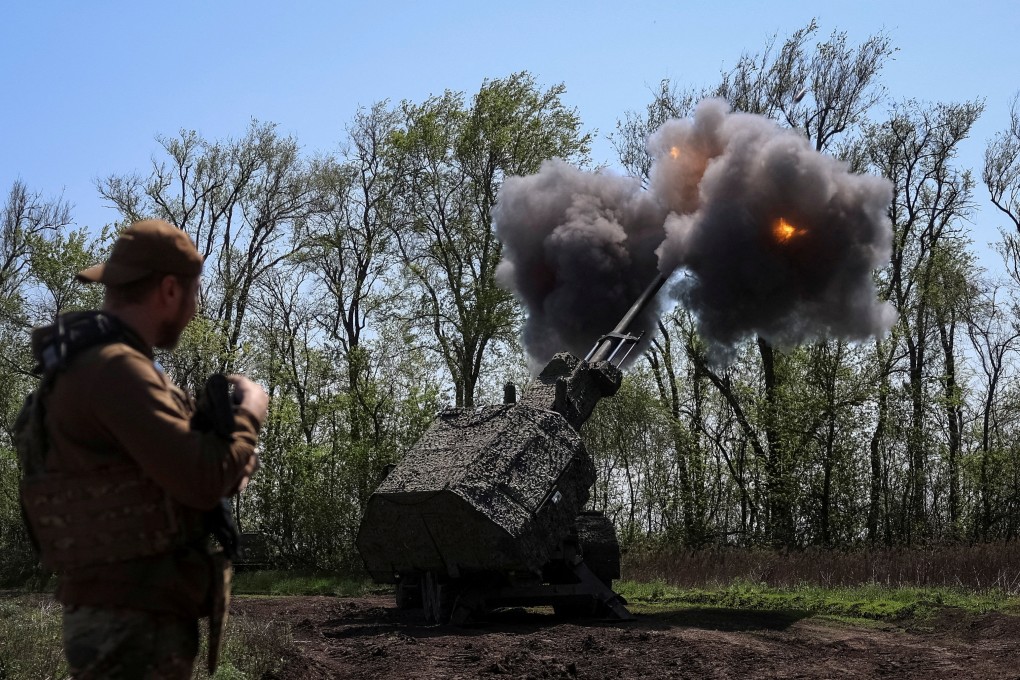 A self-propelled howitzer fires towards Russian troops at a position in Ukraine’s Zaporizhzhia region on April 24. Photo: Reuters