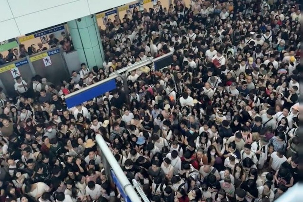 The the mobile data and free Wi-fi at Lok Ma Chau station could not handle the high traffic of tourists during ‘golden week’ leading to QR code ticket chaos. Photo: RedNote