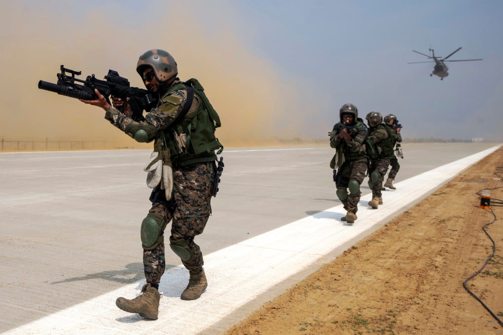 Indian army and Air Force soldiers demonstrate their combat skills during a drill on May 2. Photo: AP