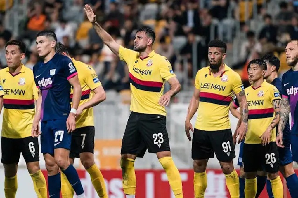Ryan Tafazolli (centre) says he has been inundated with messages from players who want to follow in his footsteps and swap the grind of English football for career-extending spells in Hong Kong. Photo: Lee Man FC