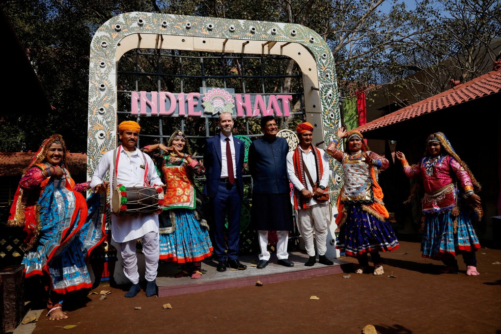 Indian Minister of Commerce and Industry Piyush Goyal and British Secretary of State for Business and Trade Jonathan Reynolds pose with traditional folk artists during a visit to the National Crafts Museum and Hastkala Academy in New Delhi, India, on February 24, 2025. Photo: Reuters