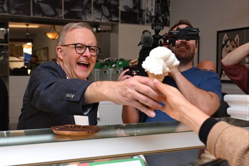 Australian Prime Minister Anthony Albanese hands out ice cream to a member of the public in Sydney on May 4. Photo: EPA-EFE