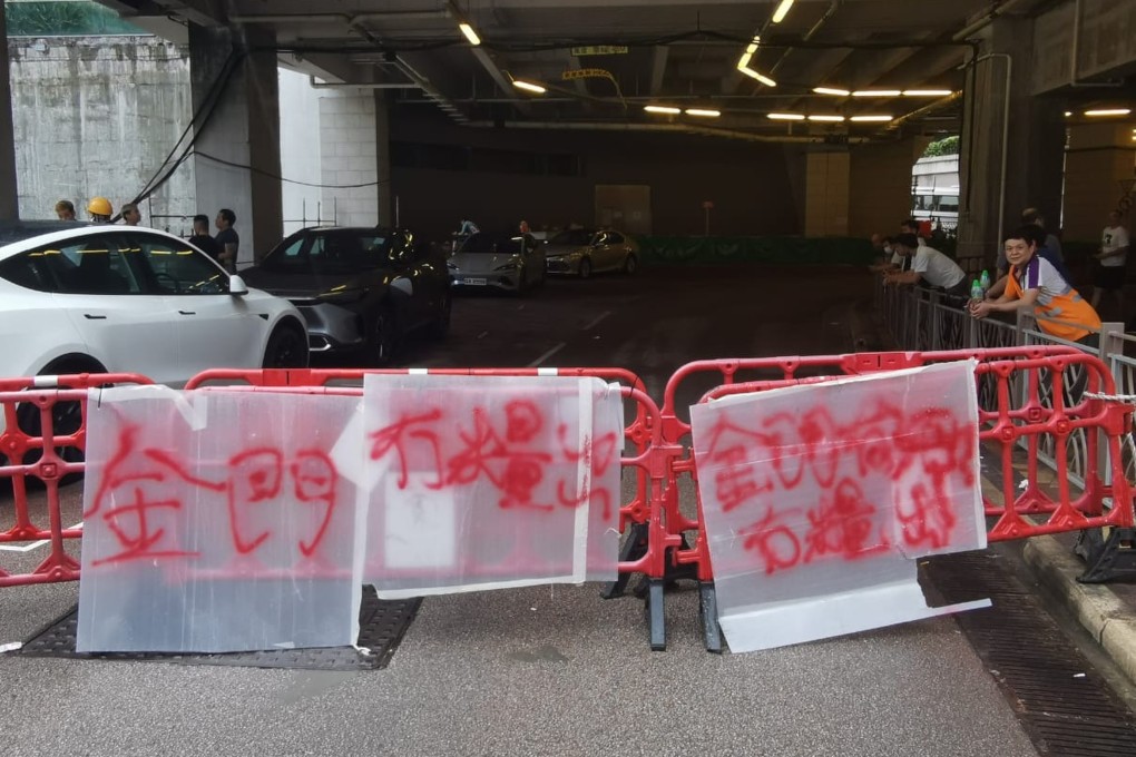 Several dozen workers gather at the Lohas Park Phase 12 construction site in Tseung Kwan O on Wednesday morning to demand an earlier payment date. Photo: Handout