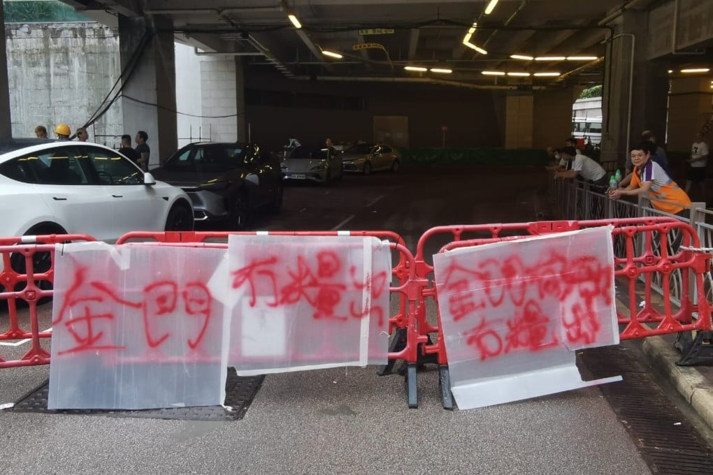 Several dozen workers gather at the Lohas Park Phase 12 construction site in Tseung Kwan O on Wednesday morning to demand an earlier payment date. Photo: Handout