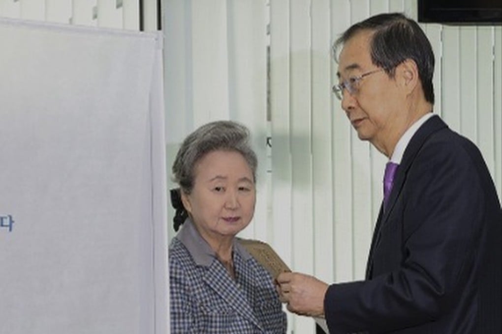 Choi Ah-young (left), wife of South Korea’s former acting president Han Duck-soo, has been described as a “mother of superstition”. Photo: Handout