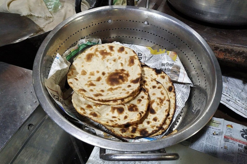 Tandoori flatbread being prepared in northern India. Similar dishes are commonly served at wedding feasts across the country. Photo: Rakesh Bhatt (CC BY-SA 4.0)