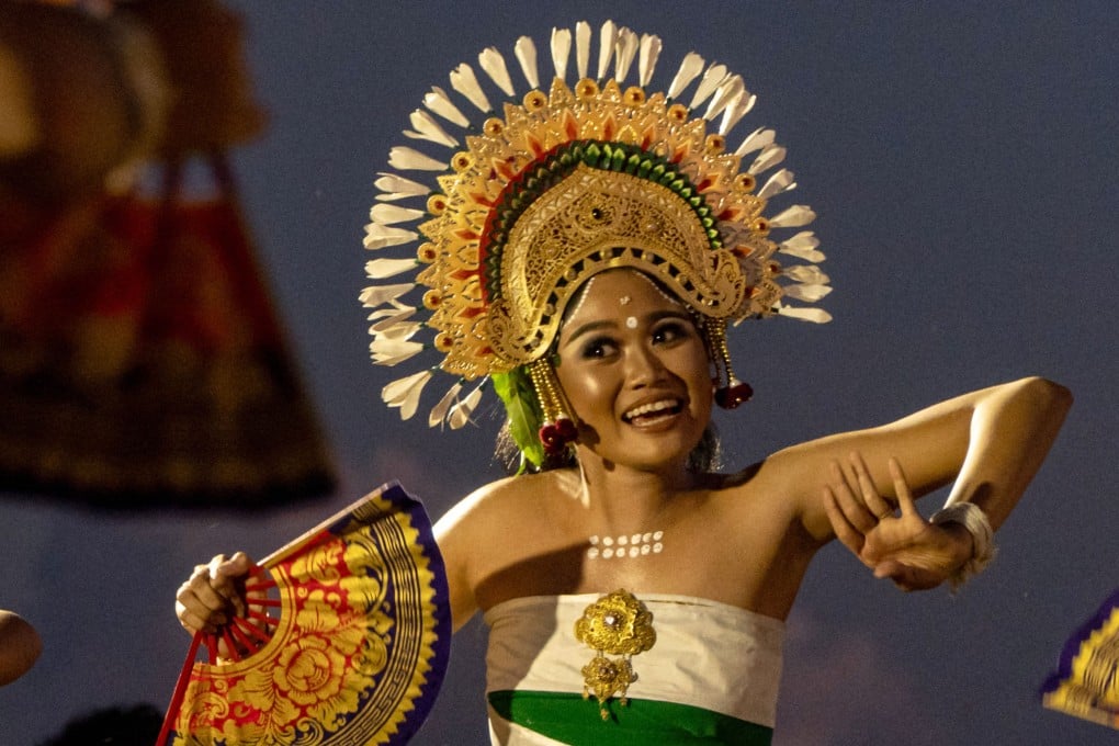 A traditional Balinese Janger dancer performs at Pererenan Beach in Indonesia’s Bali on April 29. Photo: Xinhua