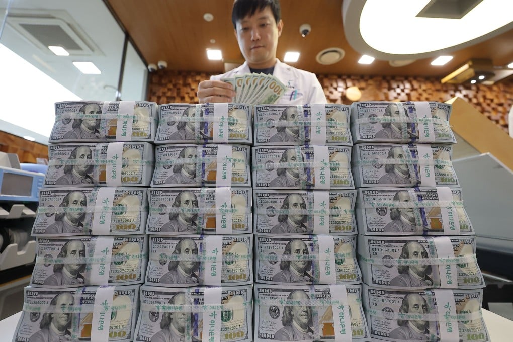 A clerk sorts US banknotes at the headquarters of Hana Bank in Seoul on April 15. Photo: EPA-EFE