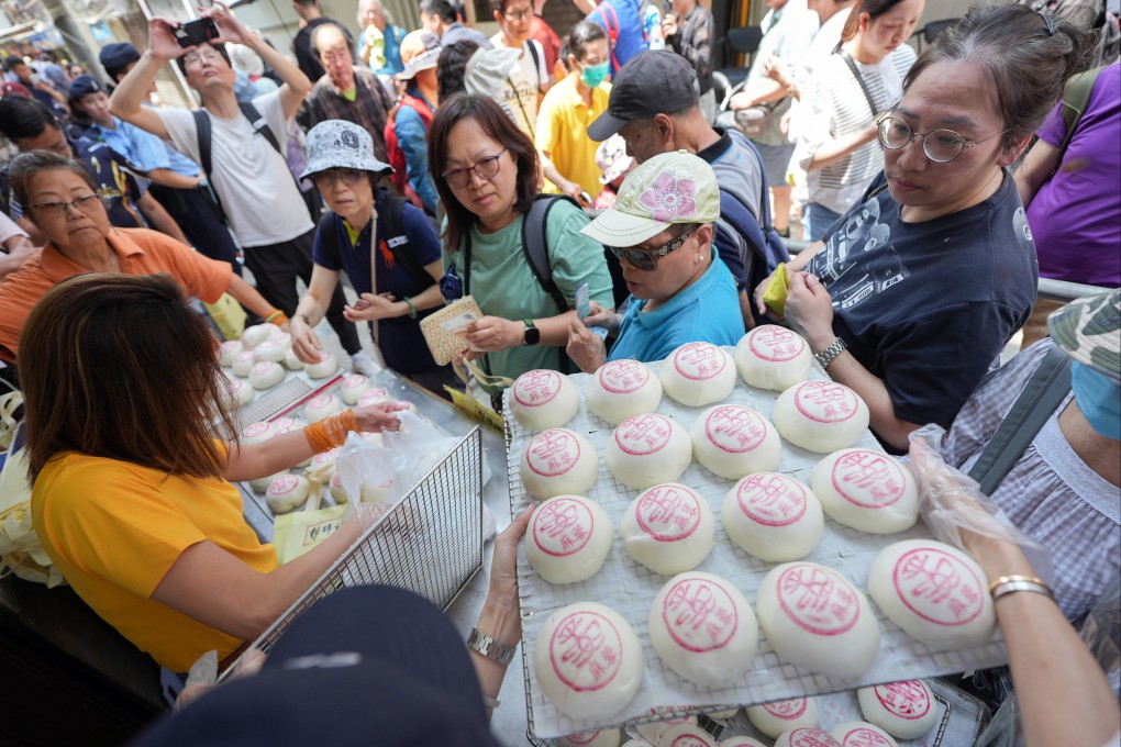People flock to Kwok Kam Kee to buy Ping On buns during the bun festival on Cheung Chau, on May 5. Photo: Eugene Lee