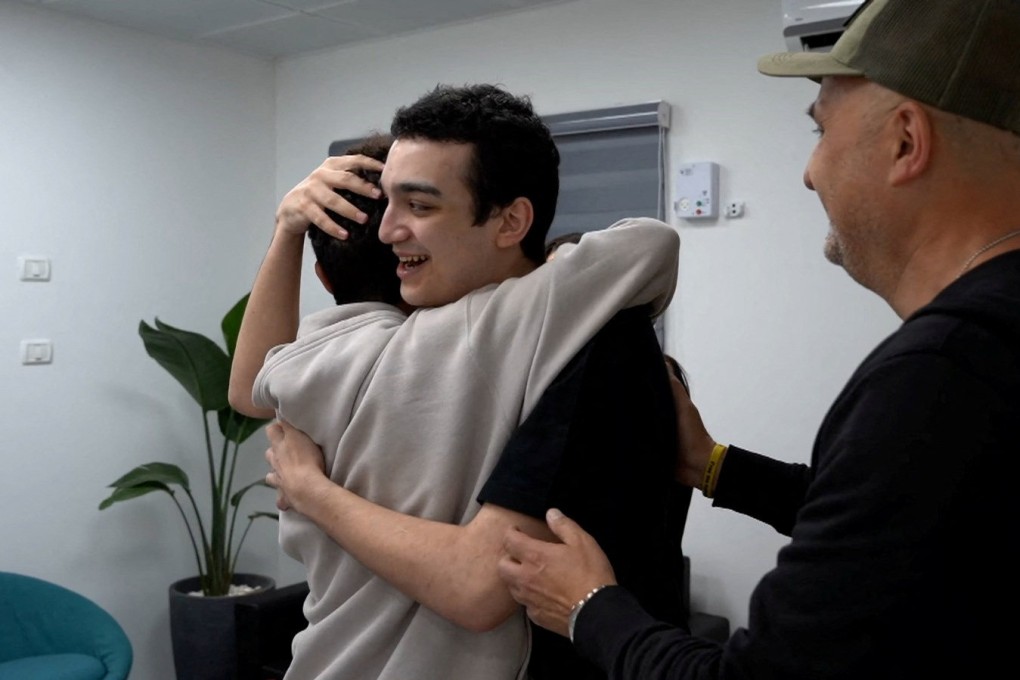 Released US-Israeli hostage Edan Alexander embraces his brother. Photo: GPO via Reuters