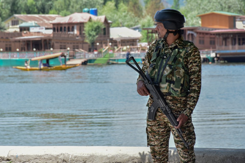 An Indian paramilitary trooper stands alert on the banks of Dal lake following the ceasefire to end the conflict between nuclear-armed neighbours India and Pakistan in Srinagar. Photo: dpa