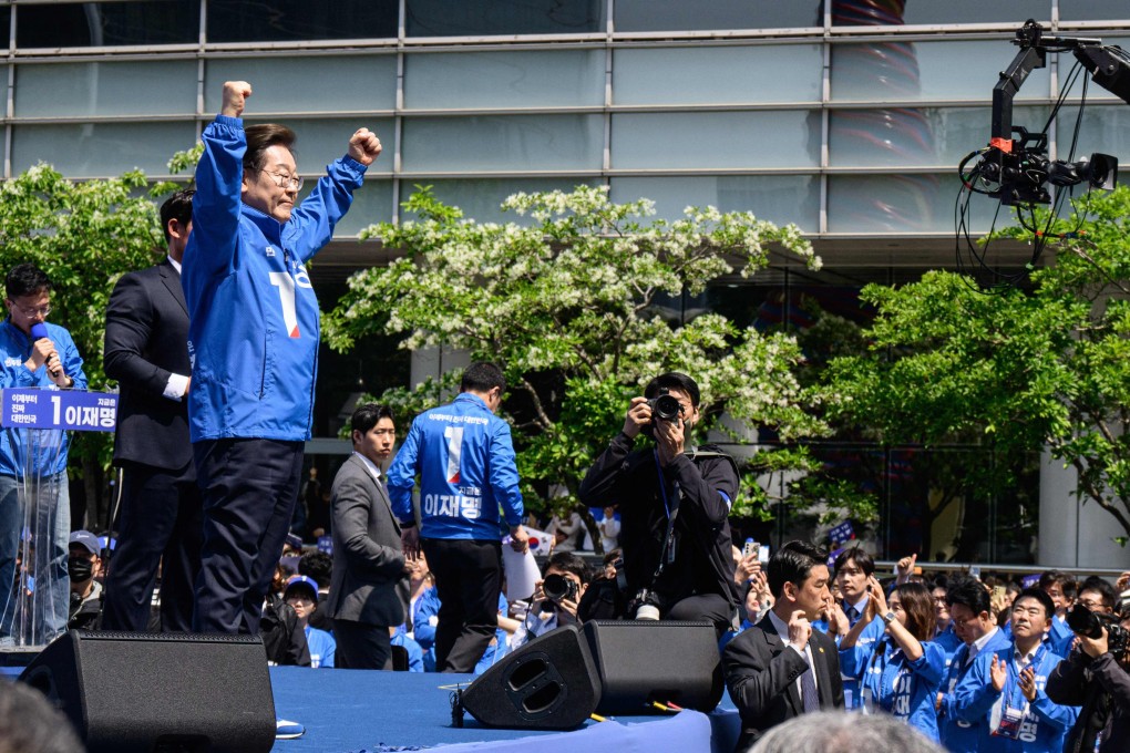 Lee Jae-myung (left), presidential election candidate of South Korea’s Democratic Party, at a campaign event in Seoul on Monday. Photo: AFP