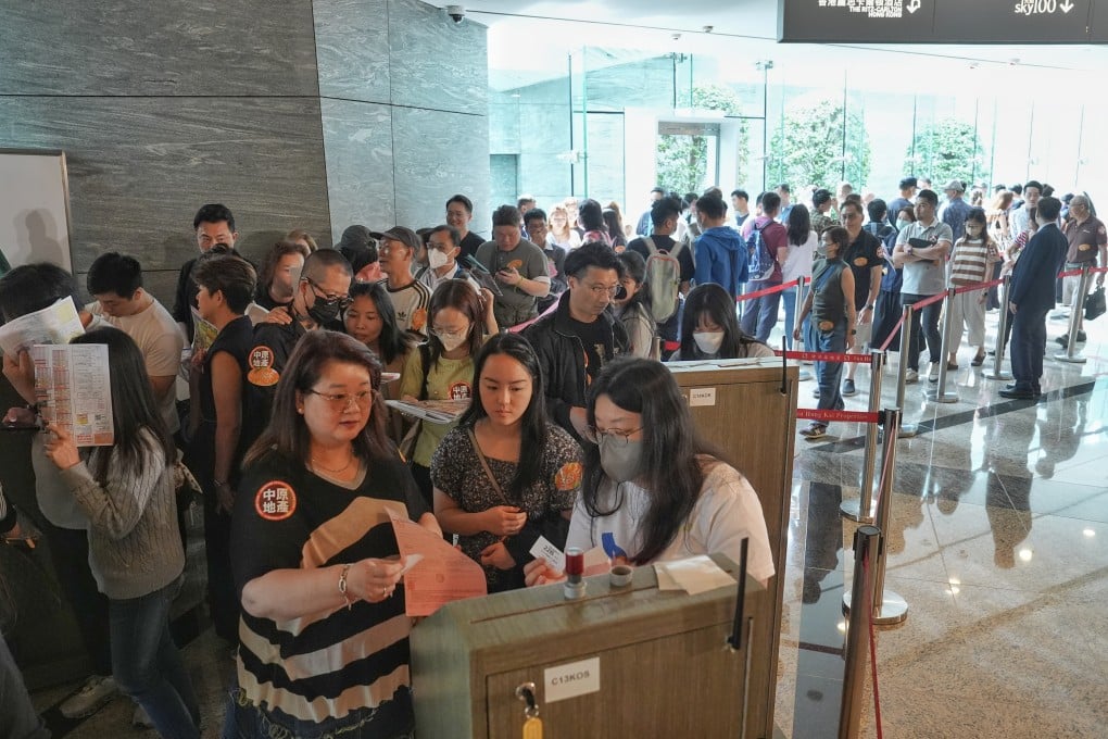 Potential buyers queue up at the International Commerce Centre to inquire about SHKP’s Sierra Sea project. Photo: Elson Li
