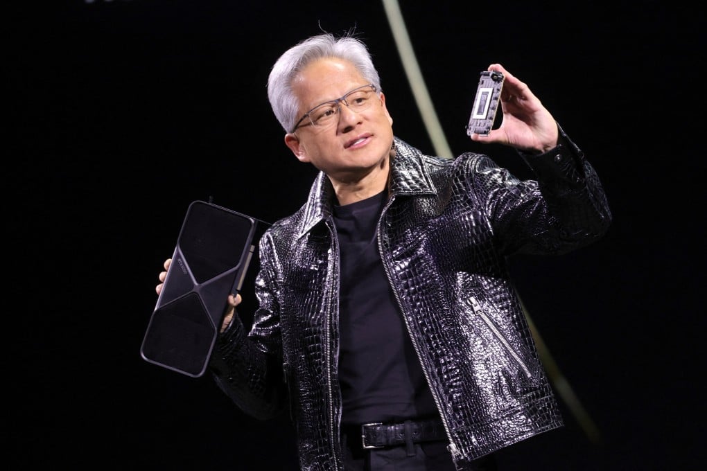 英偉達CEO黃仁勳在CES 2025大會上展示RTX 5090顯卡