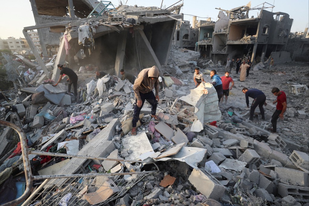 Palestinians inspect the site of an Israeli strike on a house, in Jabalia, in the northern Gaza Strip. Photo: Reuters