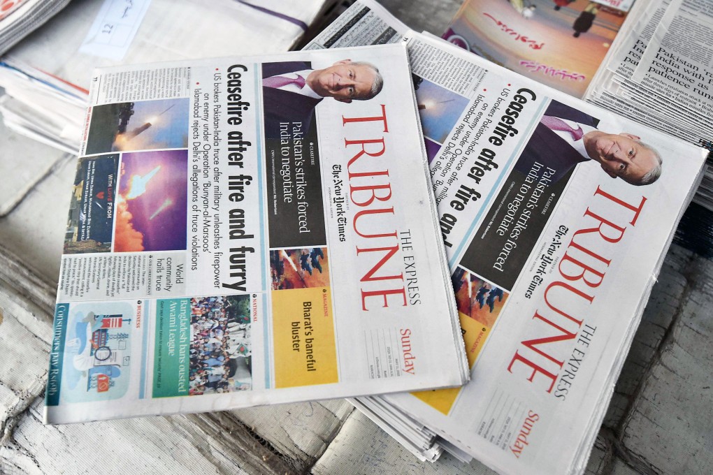 Newspapers in Karachi shows news of the ceasefire agreement between India and Pakistan on May 11. Photo: EPA-EFE