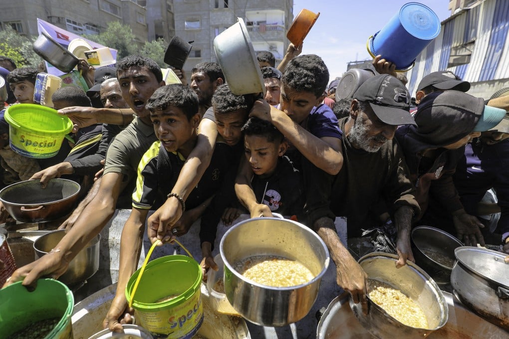 Desperate Palestinians rush to a food distribution kitchen in Gaza on May 7. Photo: via AFP