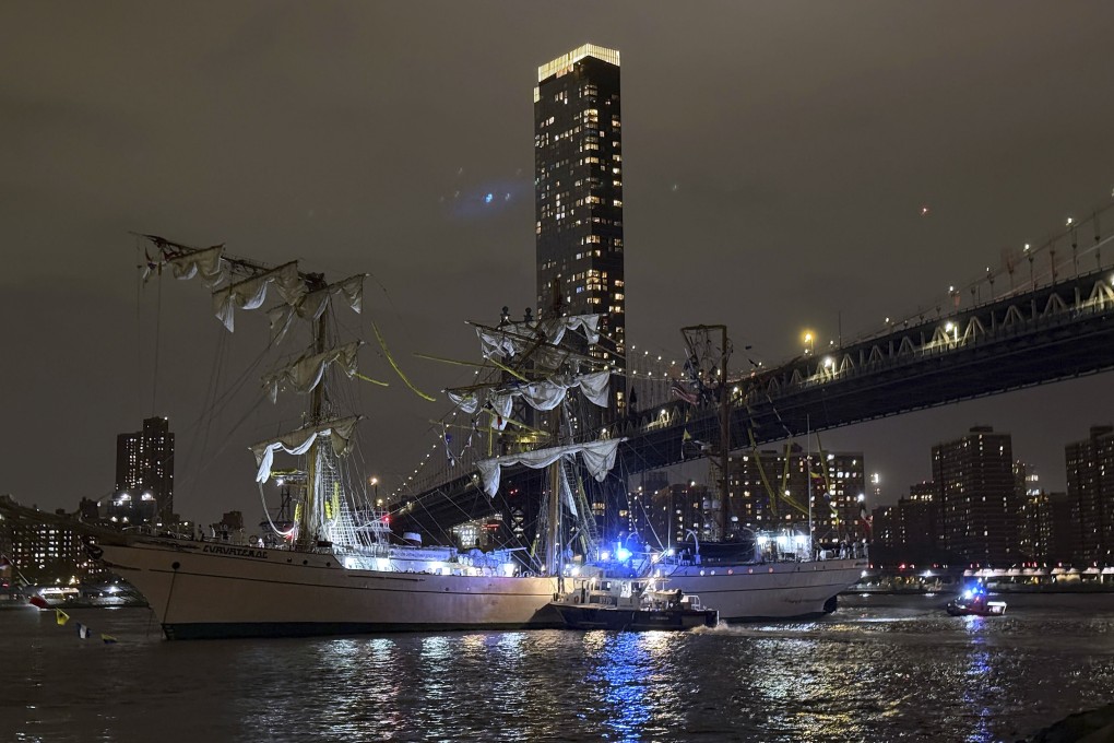 A Mexican navy ship sits in the water after colliding with the Brooklyn Bridge in New York on May 17. Photo: AP
