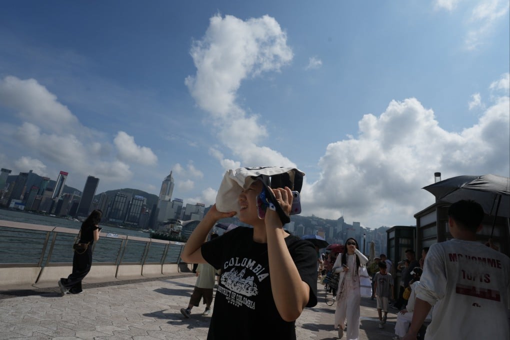 The signal marks the third “very hot weather” warning issued within five days, following the previous ones on Saturday and Sunday. Photo: Sam Tsang