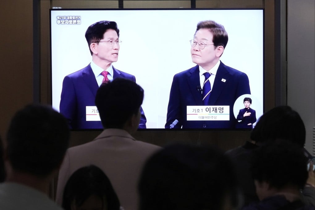 South Korean presidential frontrunners Kim Moon-soo, of the incumbent People Power Party, and Lee Jae-myung, of the Democratic Party, are seen during a televised debate on May 18, ahead of the June 3 election. Photo: AP