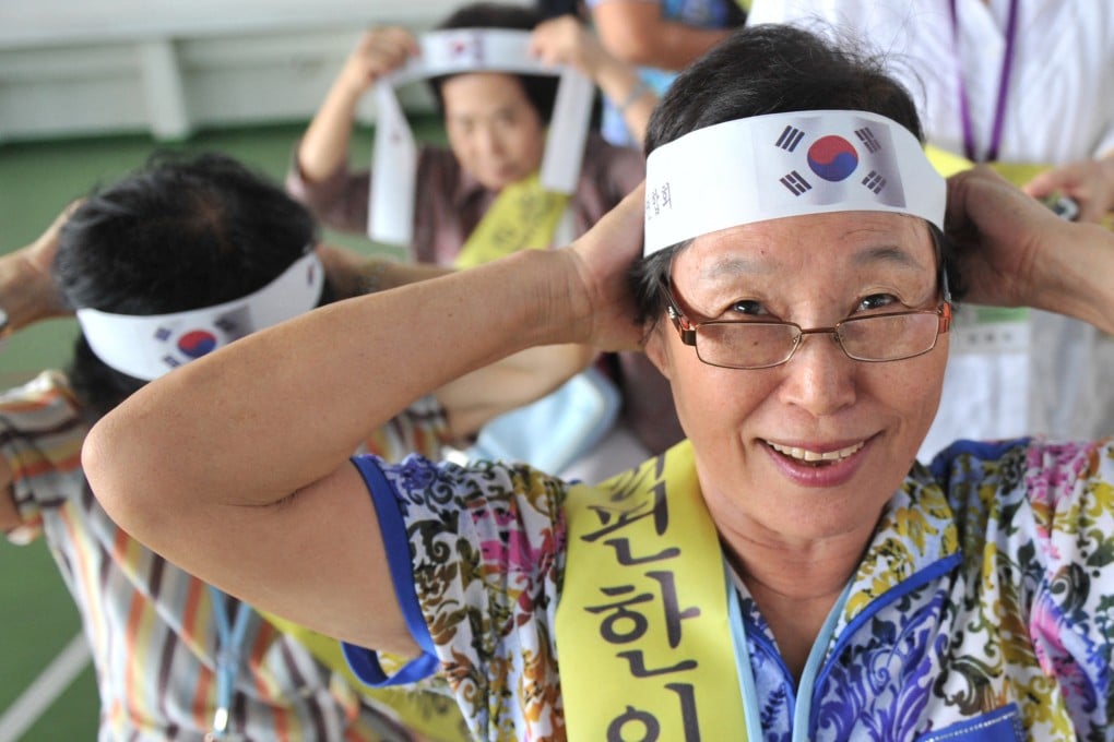 South Koreans living in the Philippines put on headbands with the South Korean national flag during an event in 2010. Photo: AFP