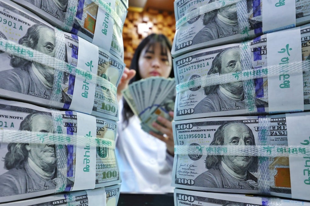 A clerk sorts US$100 notes at a bank in Seoul, South Korea, earlier this month. Photo: Yonhap/EPA-EFE