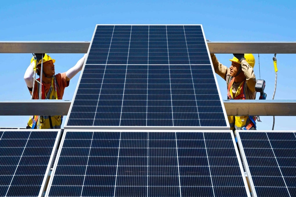 Workers install solar panels at the Ningguoyun Lingwu project in China’s northern Ningxia region. Photo: AFP