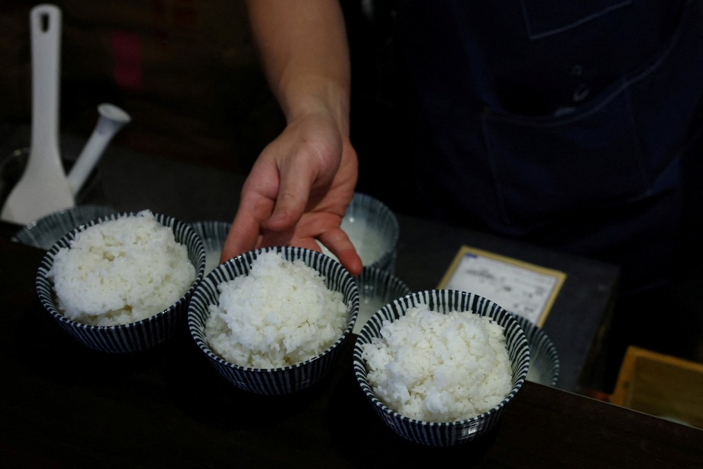 A worker prepares bowls of cooked US-grown Calrose rice to serve to customers at a restaurant in Tokyo. Photo: Reuters