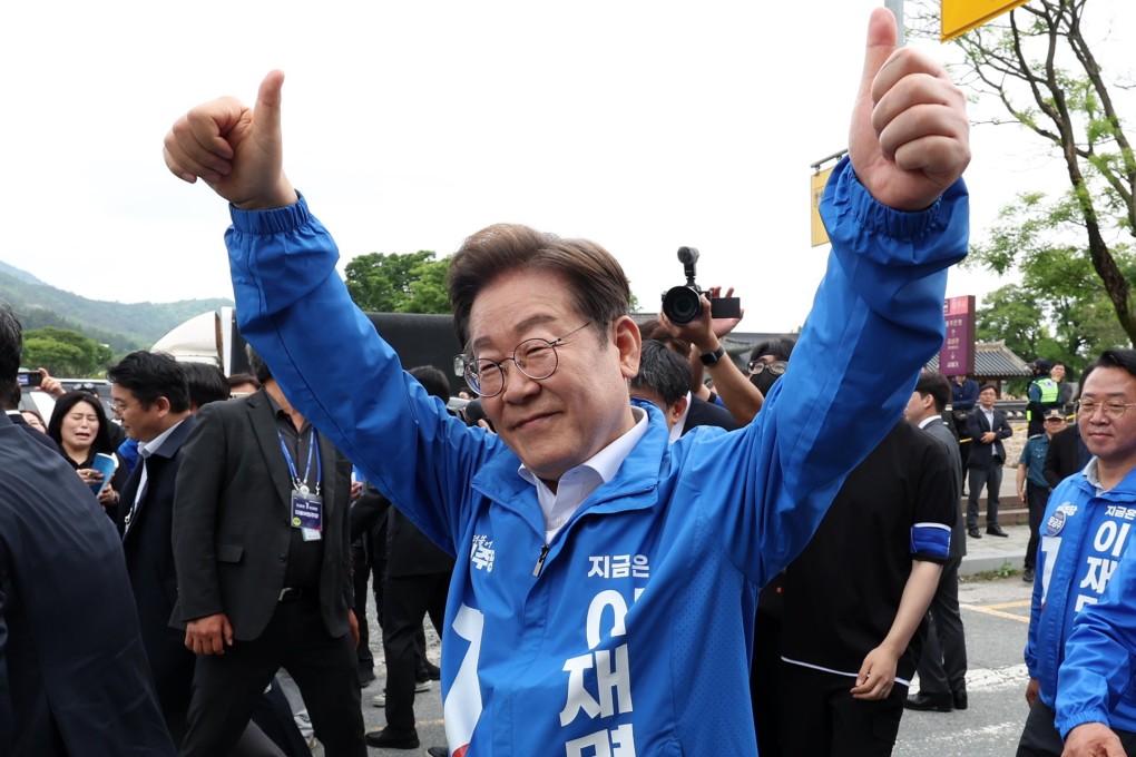 Democratic Party presidential candidate Lee Jae-myung greets voters in the southwestern city of Naju in South Korea on May 17. Photo: EPA-EFE