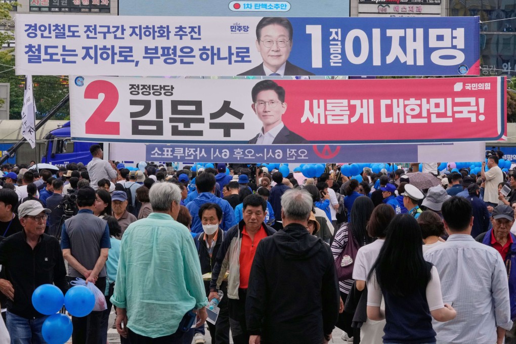 Banners featuring South Korean presidential candidates Lee Jae-myung (top) and Kim Moon-soo in Incheon on May 21. Photo: AP