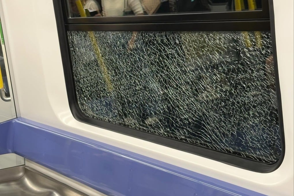 A glass window cracked on an MTR train on the Kwun Tong line on Thursday, prompting passengers to alight at Lok Fu station. Photo: Threads