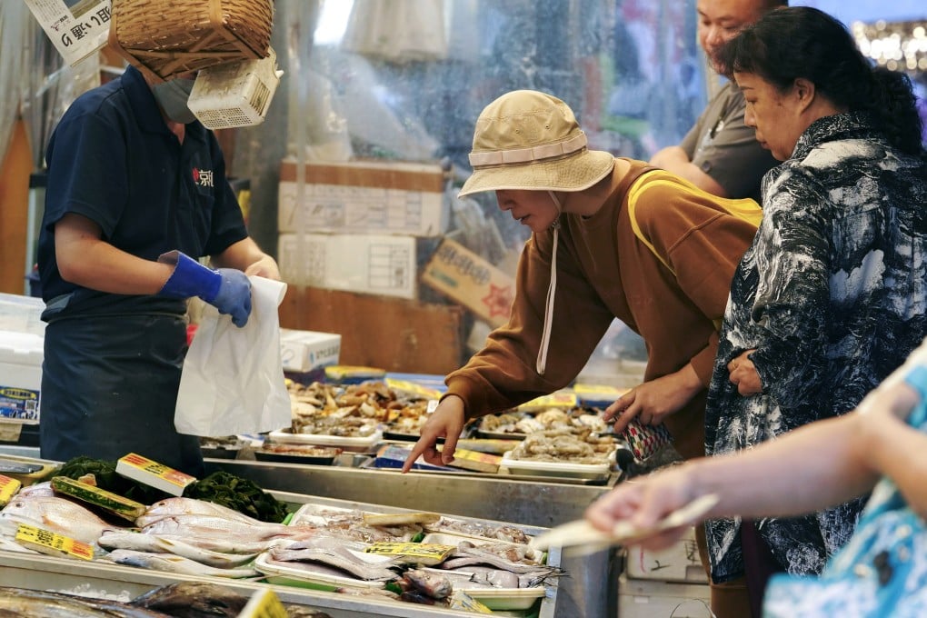 Shoppers examine seafood at a fish store in Tokyo, Japan. China and Japan have agreed on procedures to resume exports of Japanese seafood, 22 months after Beijing imposed a blanket ban on the products. Photo: EPA-EFE