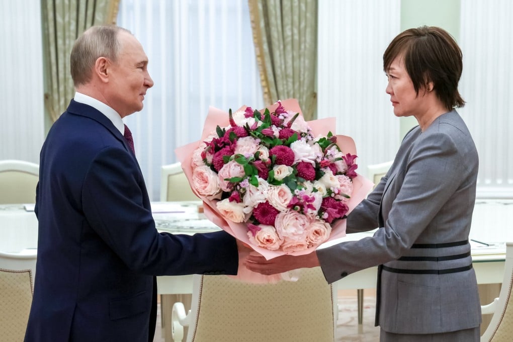 Russian President Vladimir Putin (left) welcomes Akie Abe at the Kremlin in Moscow on May 29. Photo: EPA-EFE/Sputnik