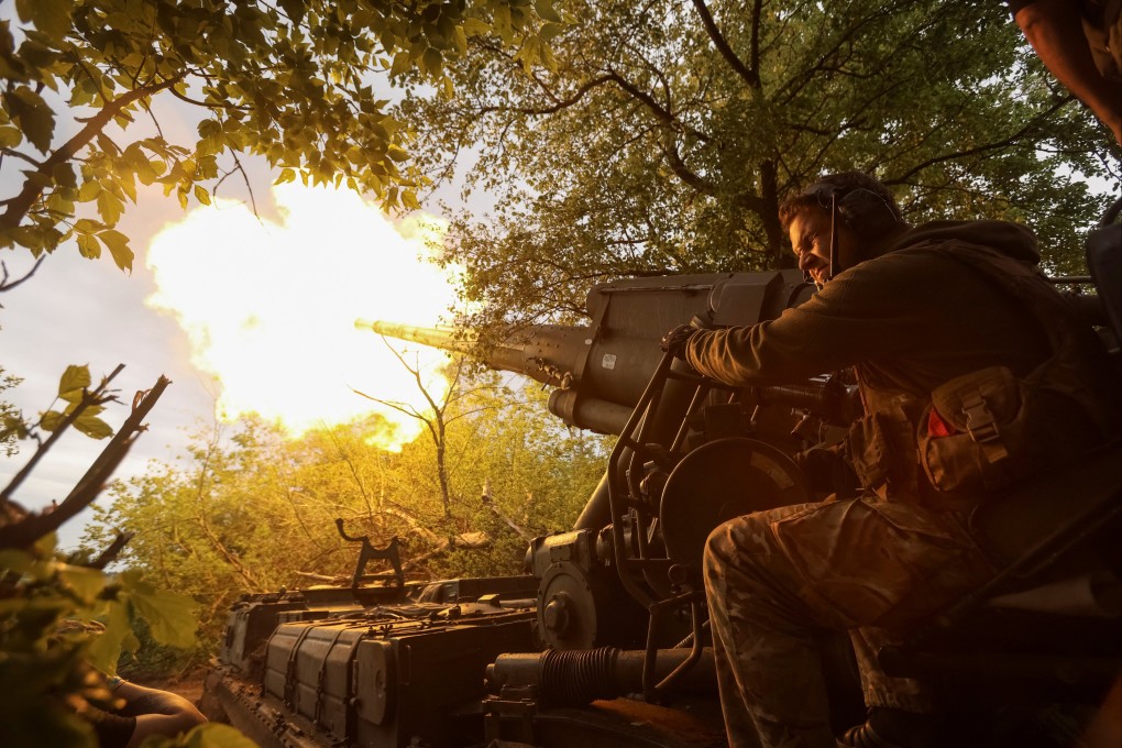 A Ukrainian serviceman fires a self-propelled gun towards Russian positions in the Donetsk region on May 30. Photo: Reuters