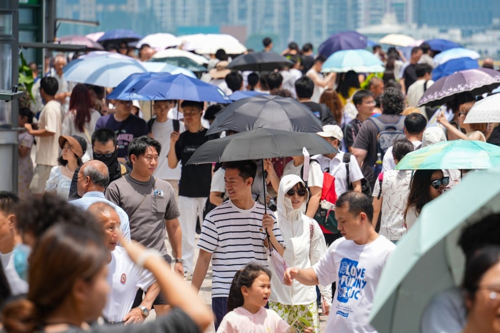Data published by the Immigration Department shows that 139,585 visitors from the mainland arrived in the city on Saturday. Photo: Eugene Lee