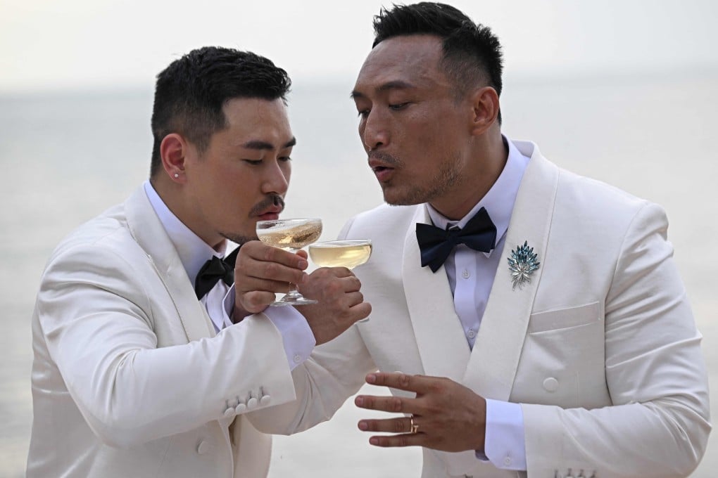 Chinese nationals Song Jihan (left) and Wang Zengyi (right) drink champagne during their wedding ceremony near Pattaya in Chonburi province on May 31. Photo: AFP