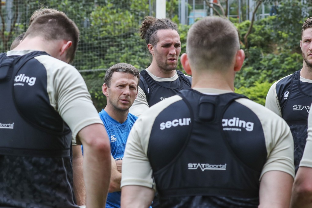 Simon Amor (centre) talks to the England team ahead of the 2019 Hong Kong Sevens. Photo: K. Y. Cheng