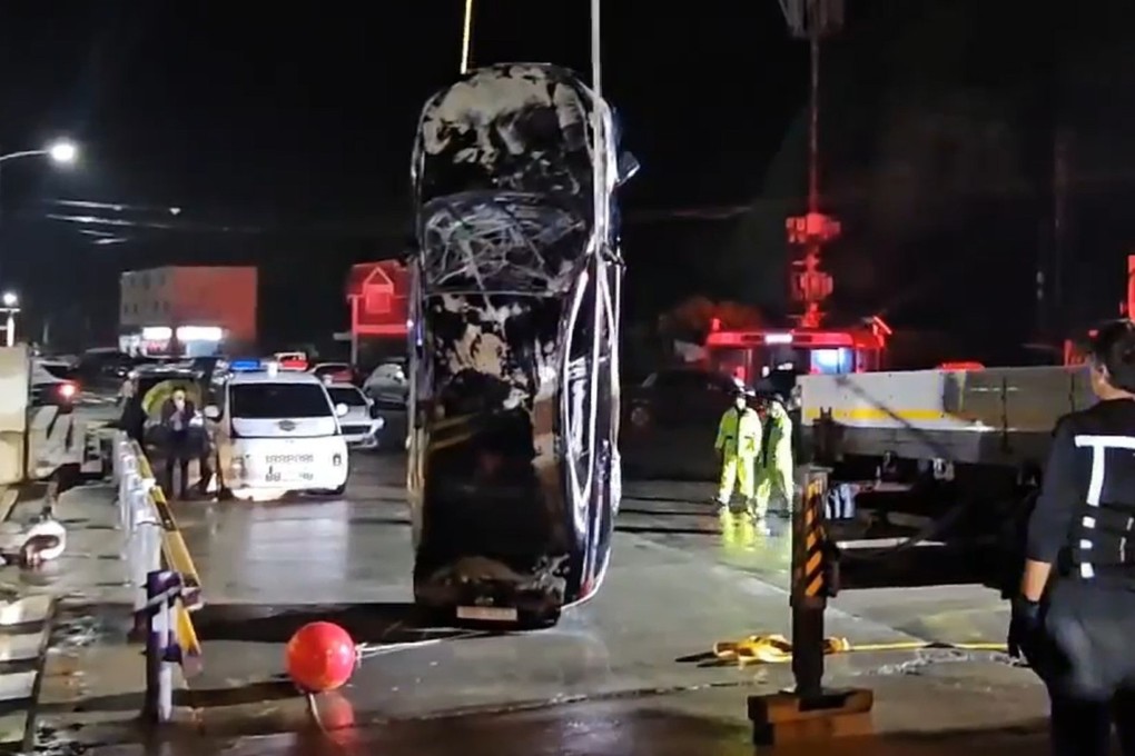 Mokpo coastguard retrieve a vehicle carrying a family of four from the sea at Jindo Port in South Jeolla Province, on Monday. Photo: Handout