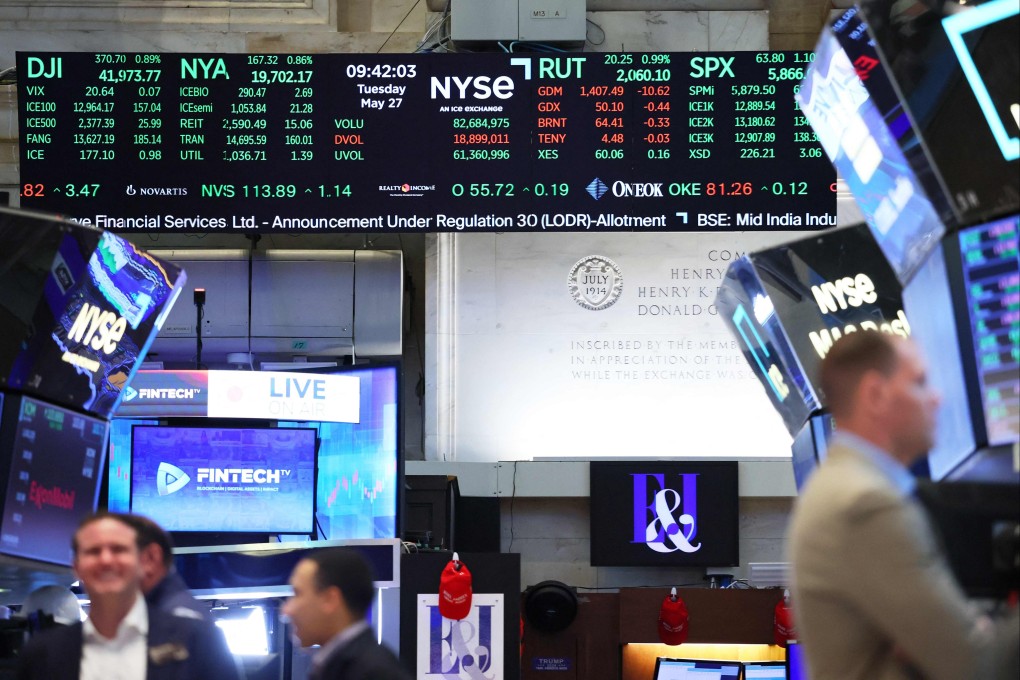 Relaxed traders on the floor of the New York Stock Exchange during morning trading on May 27. Photo: Getty Images via AFP