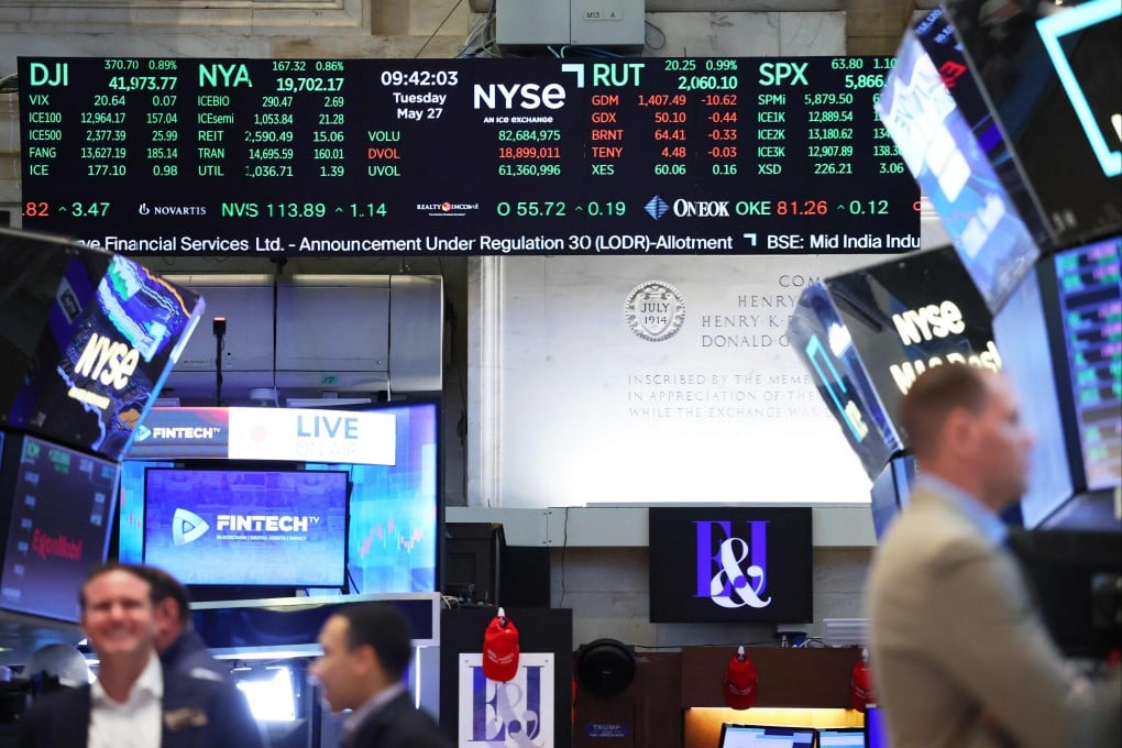 Relaxed traders on the floor of the New York Stock Exchange during morning trading on May 27. Photo: Getty Images via AFP