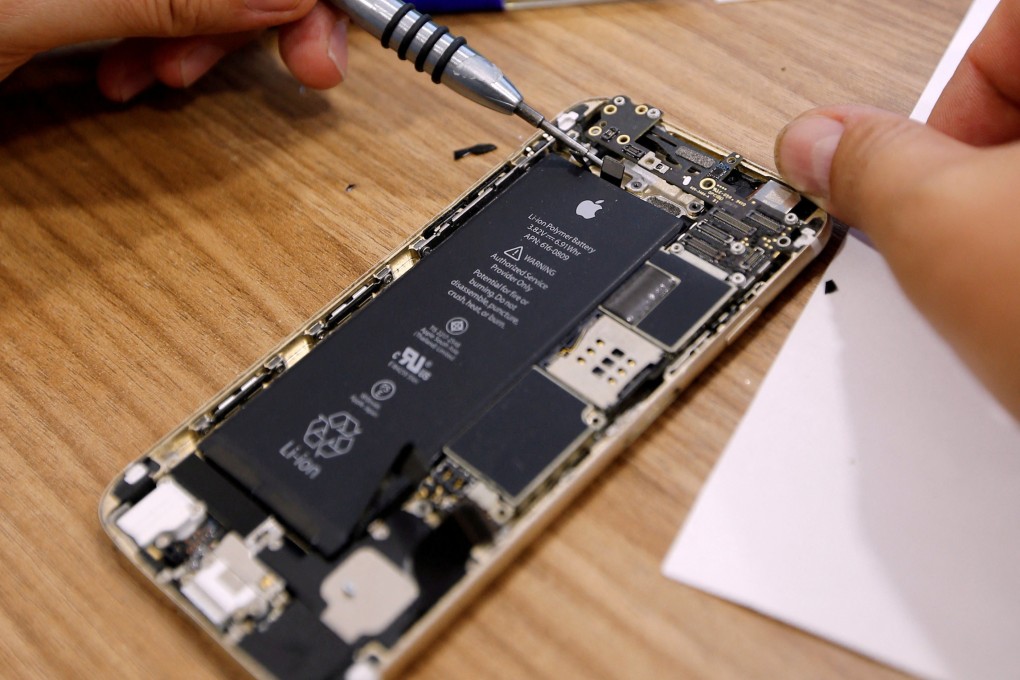 A technician repairs an iPhone. Photo: Reuters