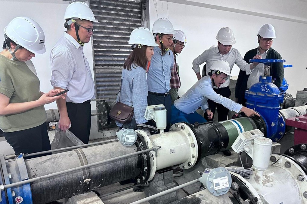 Staff from the Housing Department and Water Supplies Department visit Queens Hill Estate and Shan Lai Court. Photo: handout