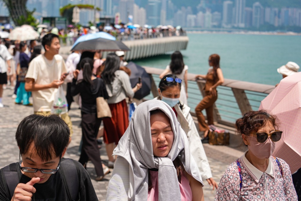 A “very hot weather” warning was issued at 6.45am on Monday. Photo: Eugene Lee