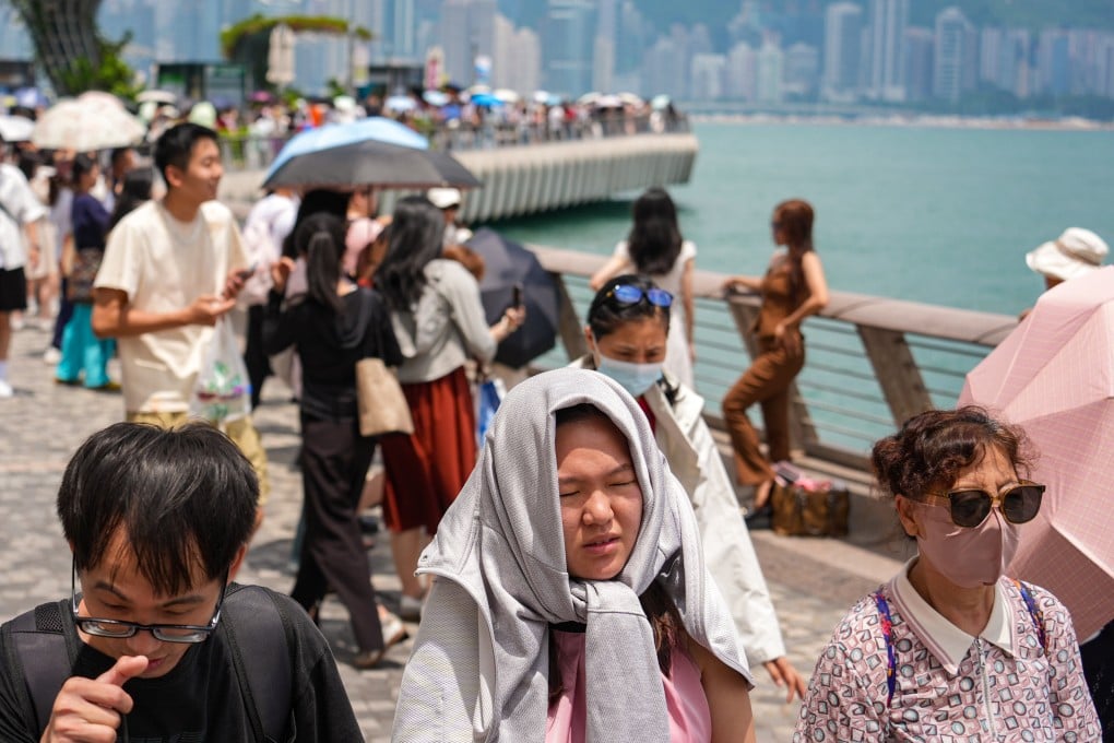 A “very hot weather” warning was issued at 6.45am on Monday. Photo: Eugene Lee